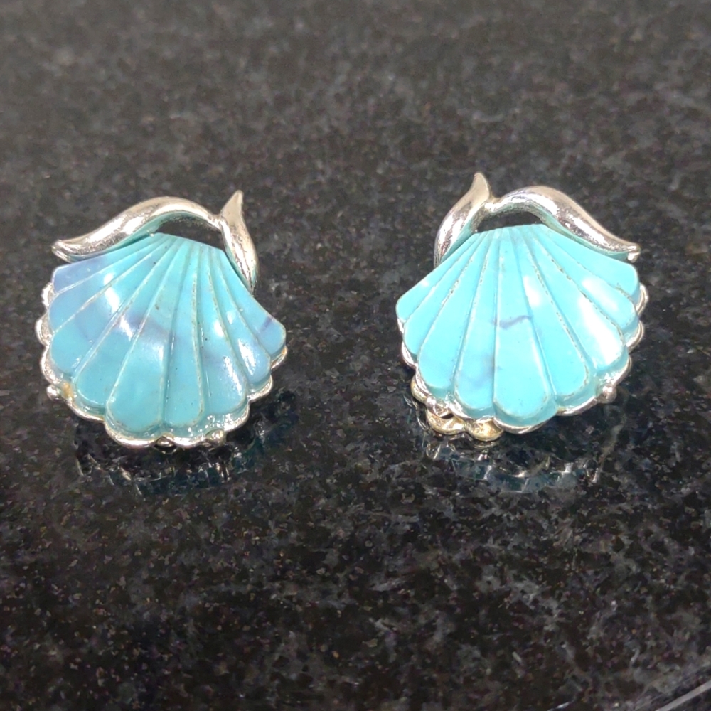 Coro Vintage Estate Sea Shell Carved Resin & Silver Tone Costume Clip Earrings